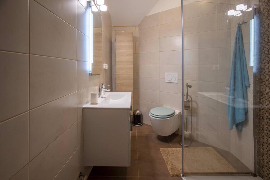 7 Bedroom Secluded Villa Close To Prague Říčany Exterior foto